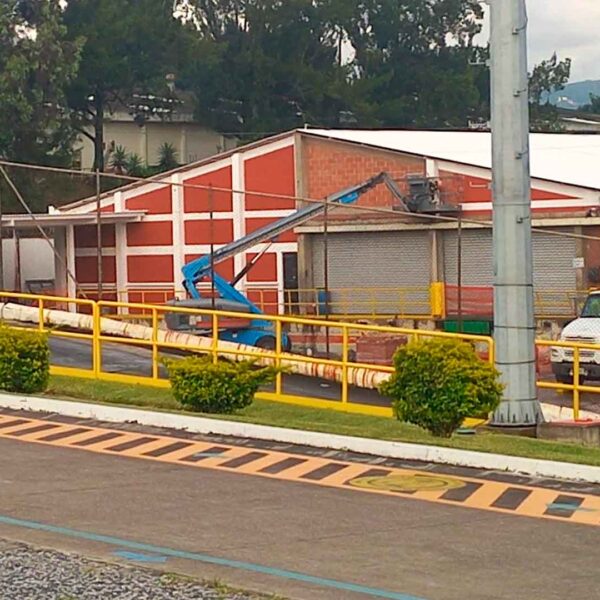 Pintura-comercial-con-ayuda-de-equipo-hidraulico-para-altura-